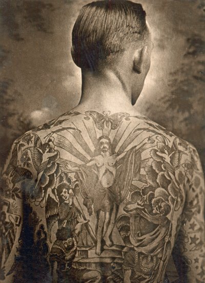 Ritratto di un uomo tatuato da Unbekannt Unbekannt